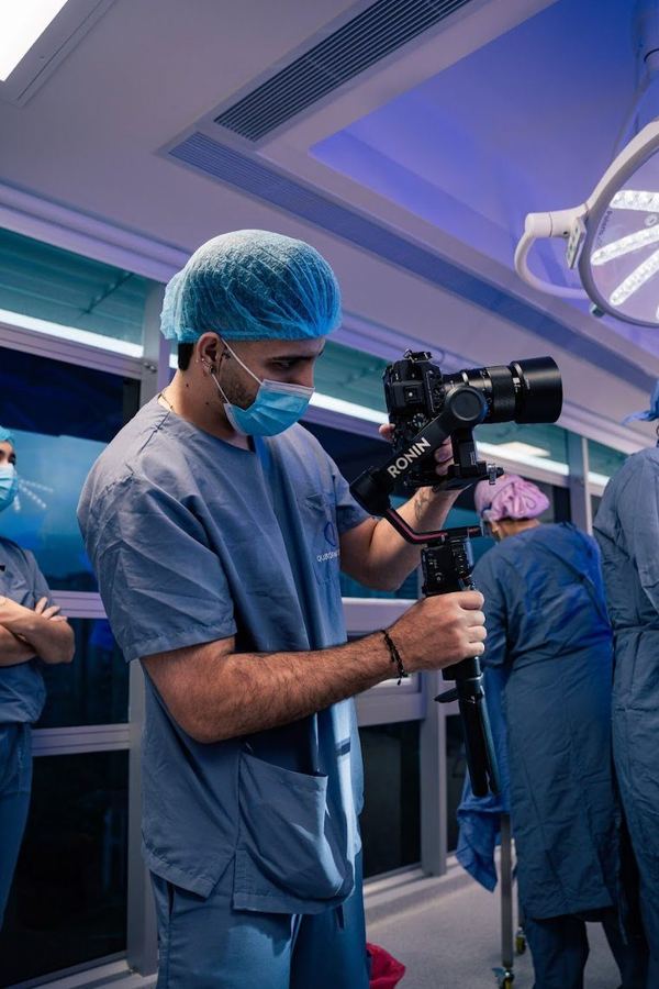 Camarógrafo con equipo cinematográfico